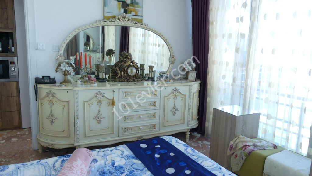 TO RENT, LUXURY, THIRD FLOOR, 2 BEDROOM APARTMENT, IN THE CENTRE OF KYRENIA.