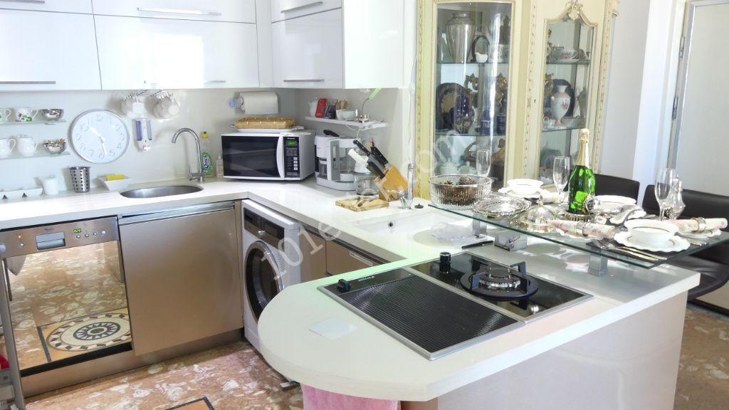 TO RENT, LUXURY, THIRD FLOOR, 2 BEDROOM APARTMENT, IN THE CENTRE OF KYRENIA.