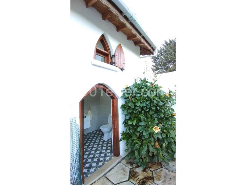 BUNGALOW MIT 2 SCHLAFZIMMERN MIT GARTEN IN ALSANCAK ** 