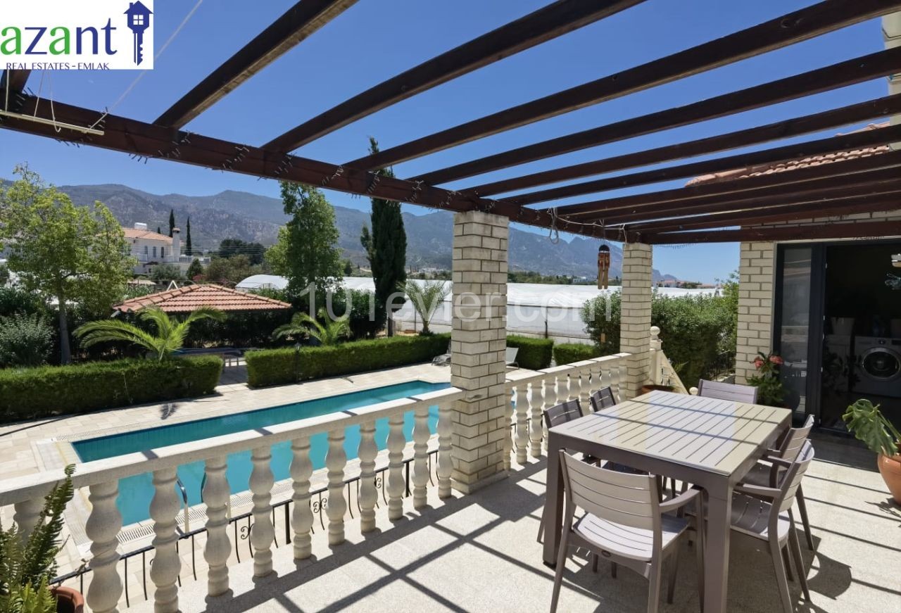 VILLA MIT POOL AUF 1,5 HEKTAR IN ALSANCAK MIT 3 SCHLAFZIMMERN ** 