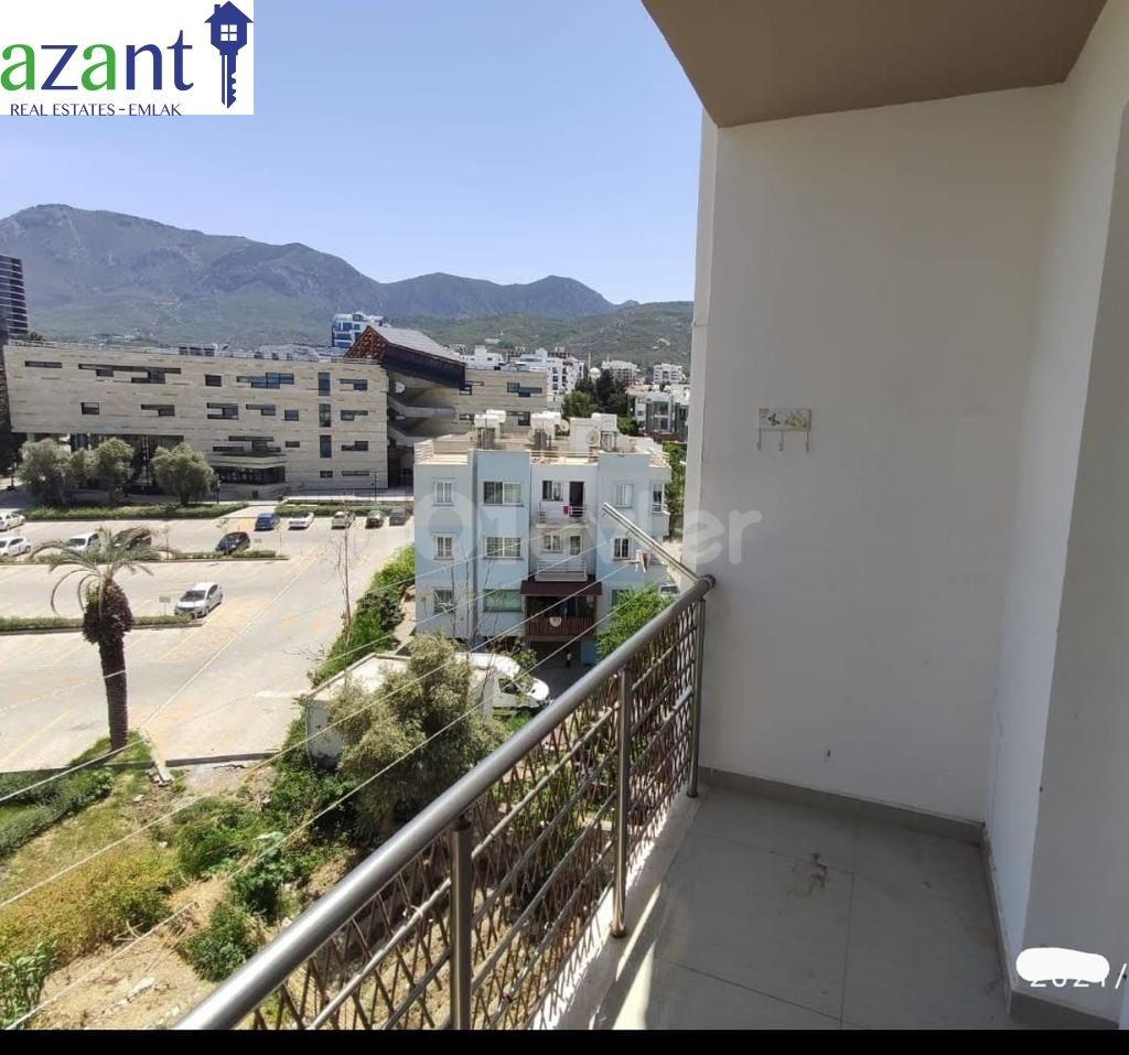 2-ZIMMER-WOHNUNG ZUM VERKAUF IM ZENTRUM VON KYRENIA ** 