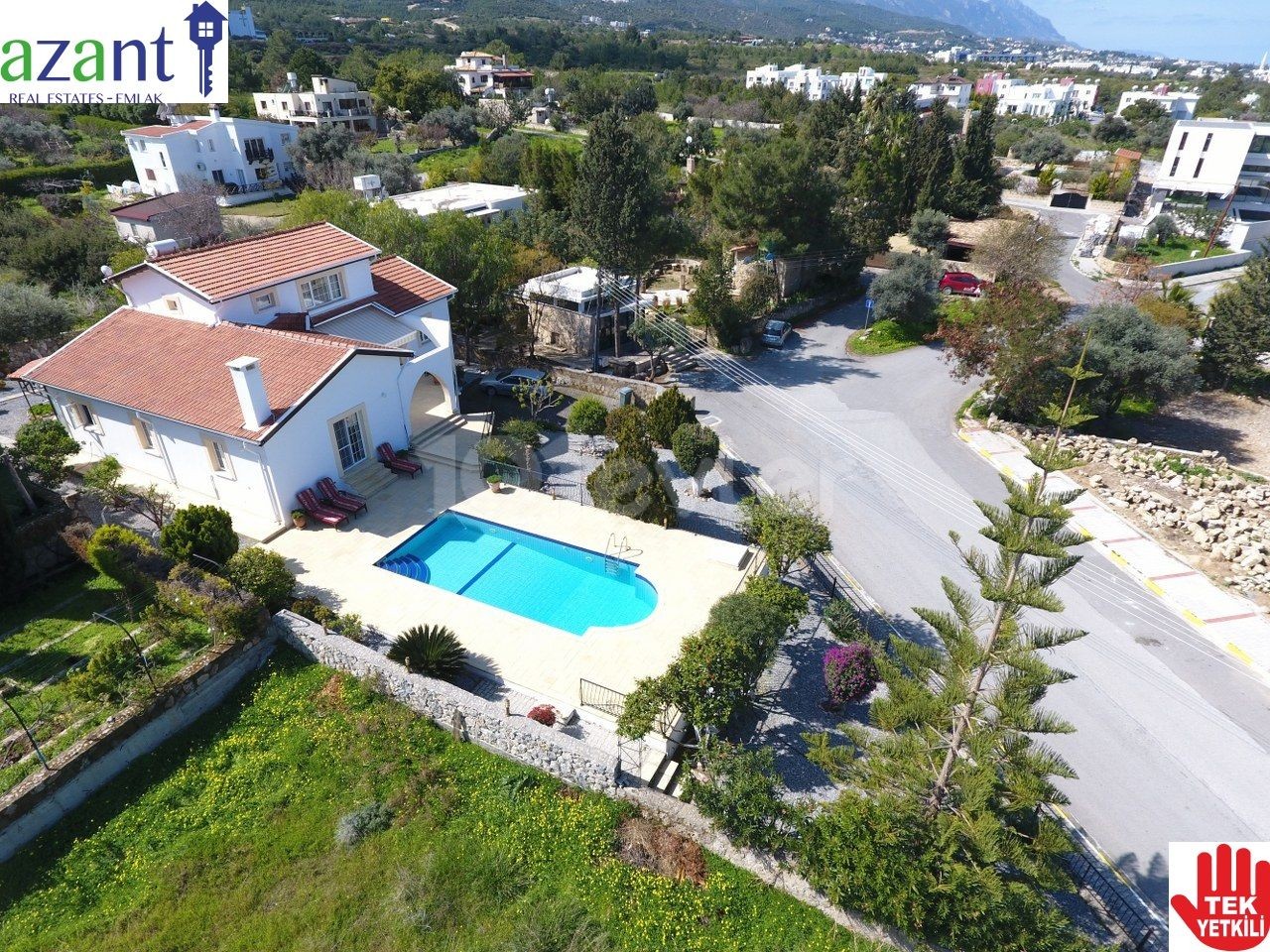 4-ZIMMER-VILLA MIT POOL IM OLIVENHAIN ** 