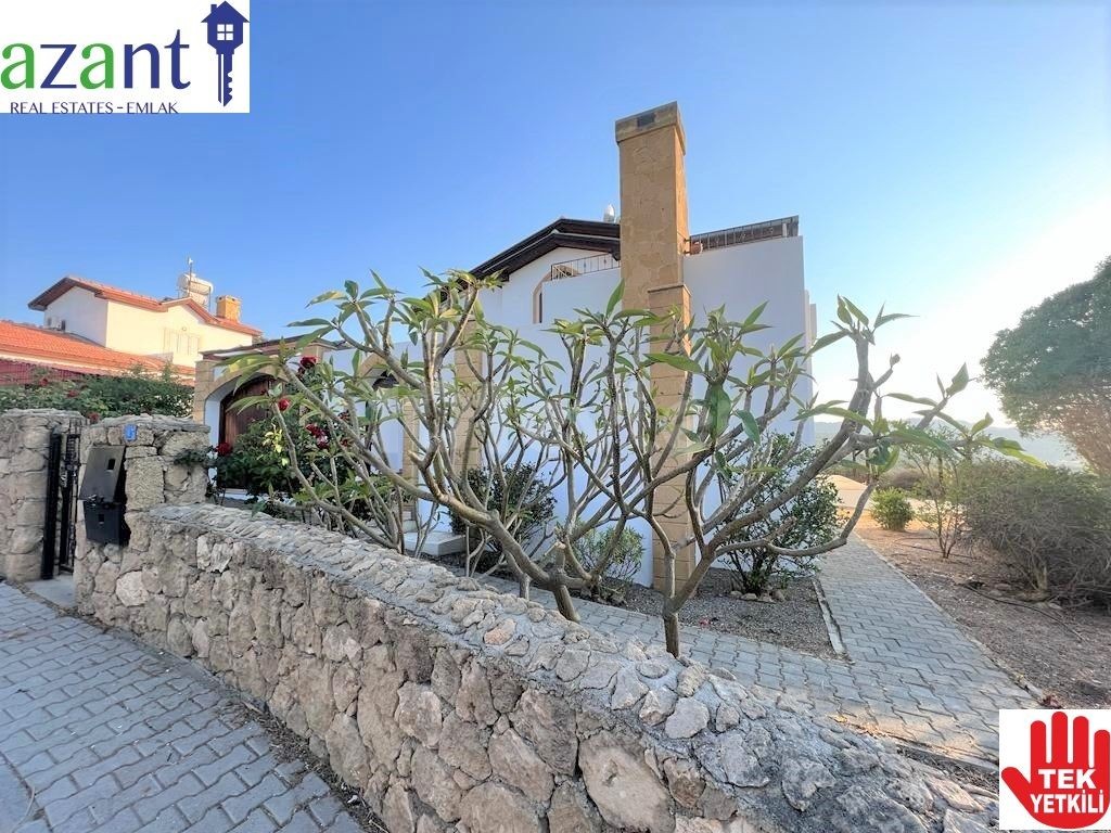 3-ZIMMER-VILLA MIT HERRLICHER AUSSICHT IN KARSIYAKA ** 