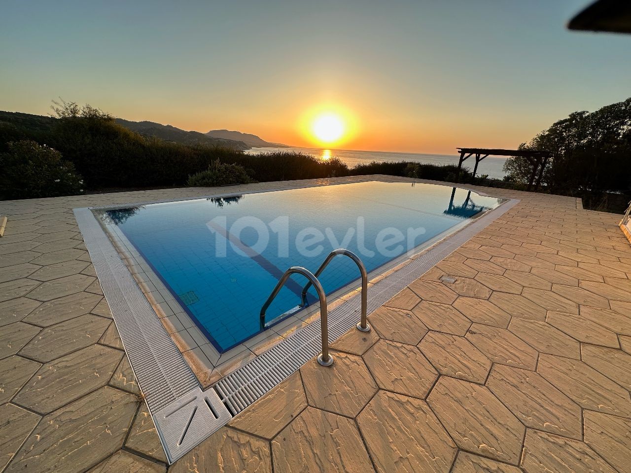 3-ZIMMER-VILLA MIT HERRLICHER AUSSICHT IN KARSIYAKA ** 