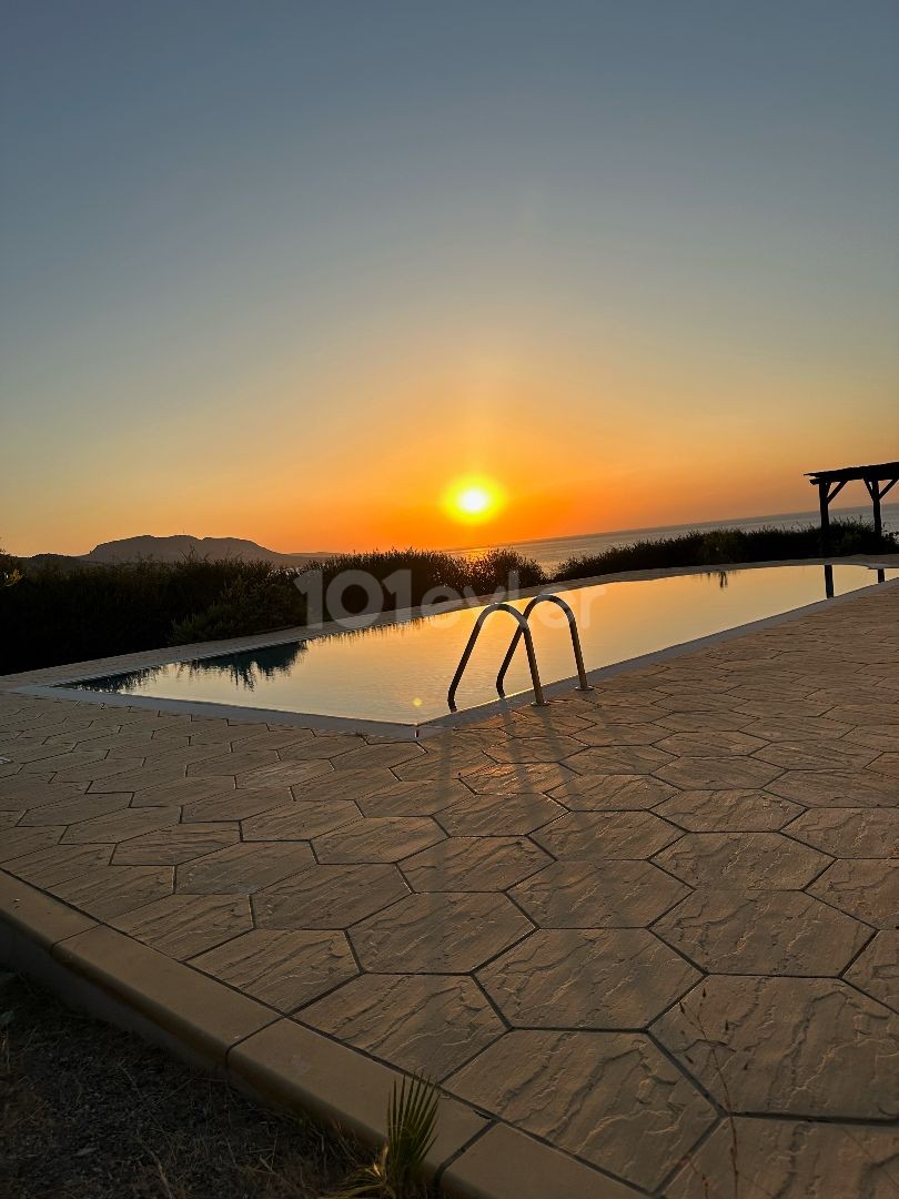 3-ZIMMER-VILLA MIT HERRLICHER AUSSICHT IN KARSIYAKA ** 