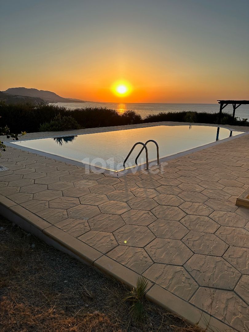 3-ZIMMER-VILLA MIT HERRLICHER AUSSICHT IN KARSIYAKA ** 