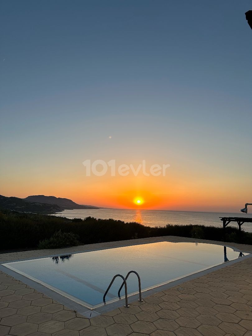 3-ZIMMER-VILLA MIT HERRLICHER AUSSICHT IN KARSIYAKA ** 