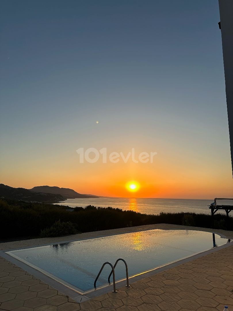 3-ZIMMER-VILLA MIT HERRLICHER AUSSICHT IN KARSIYAKA ** 