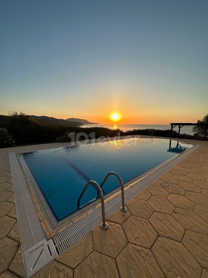 3-ZIMMER-VILLA MIT HERRLICHER AUSSICHT IN KARSIYAKA ** 