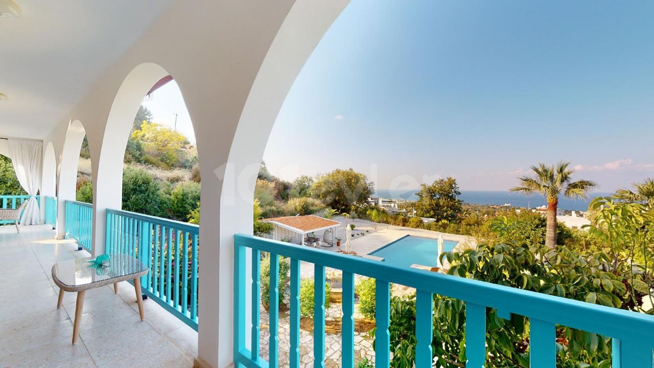 Villa With Spectacular  Sea and Mountain Views  in Lapta