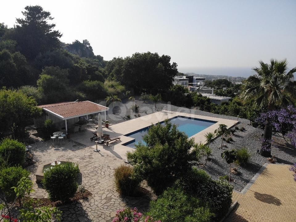 Villa With Spectacular  Sea and Mountain Views  in Lapta