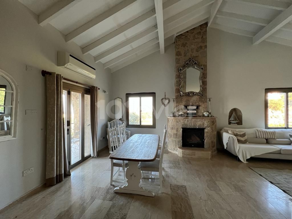 PERFEKTES STEINHAUS MIT MEER- UND BERGBLICK IN KARSIYAKA, GUINEA ** 