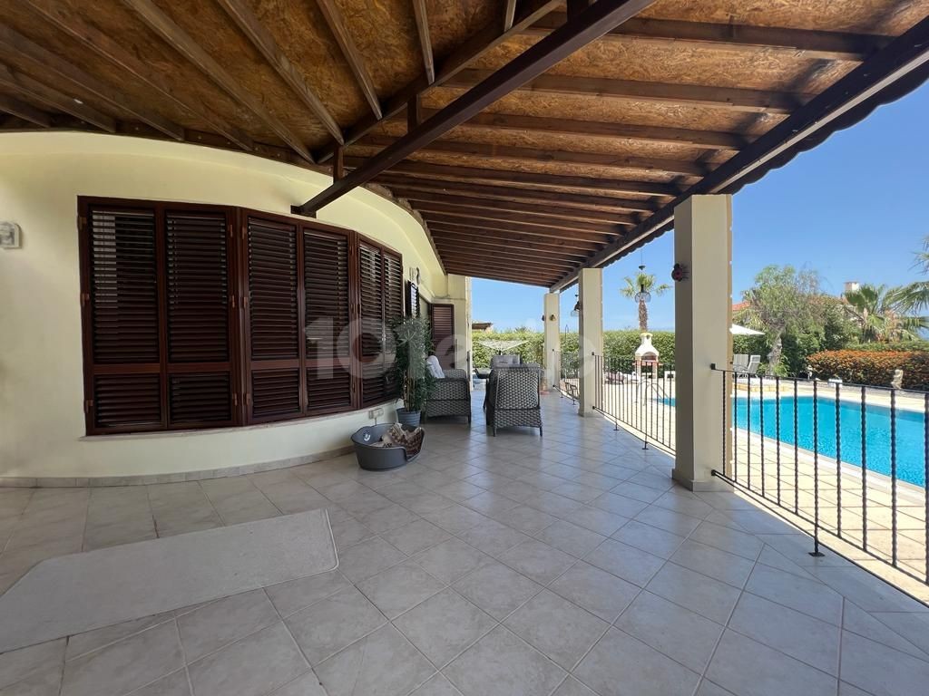 4+1 PERFEKTE VILLA MIT PRIVATEM POOL