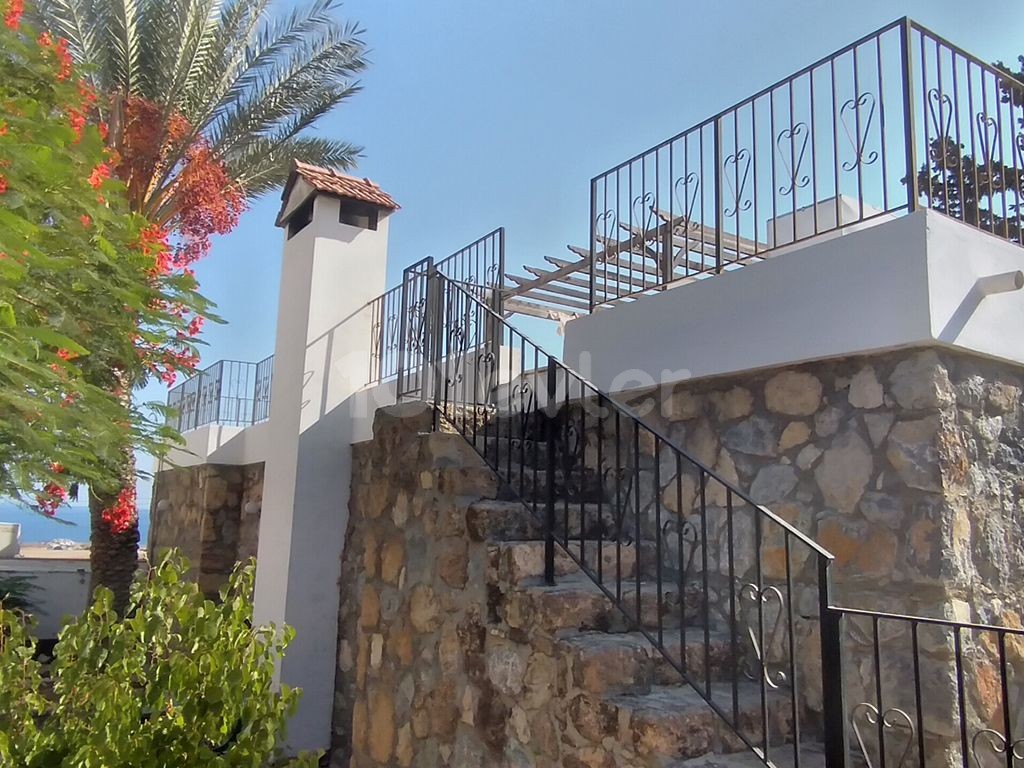Generous 4+2 Family Home with Private Pool and Magnificent Views