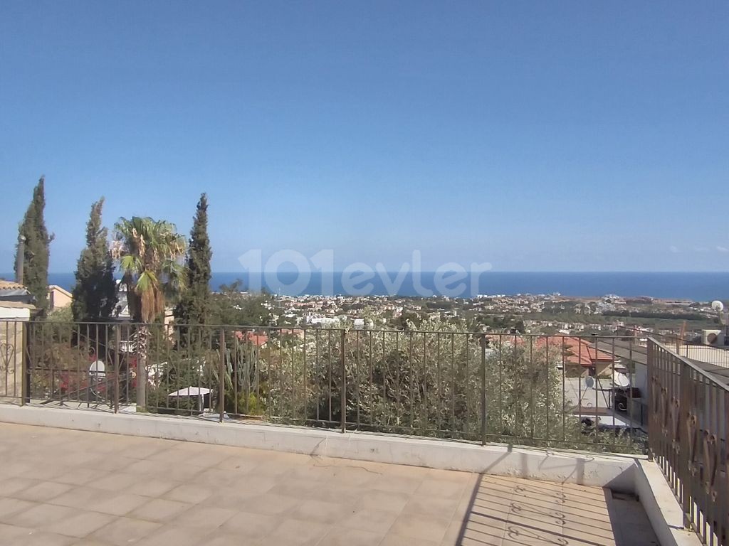 Generous 4+2 Family Home with Private Pool and Magnificent Views