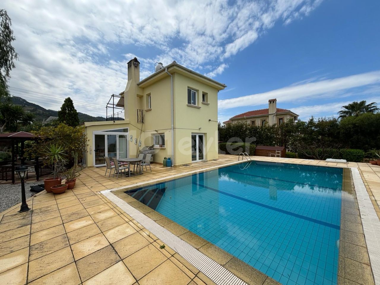 Elegante Villa mit 3 Schlafzimmern und privatem Pool