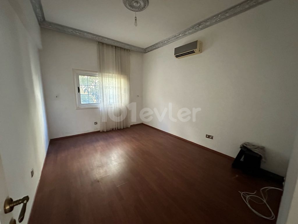 Semi-furnished 4+1 for rent with indoor and outdoor parking in Famagusta Gülseren