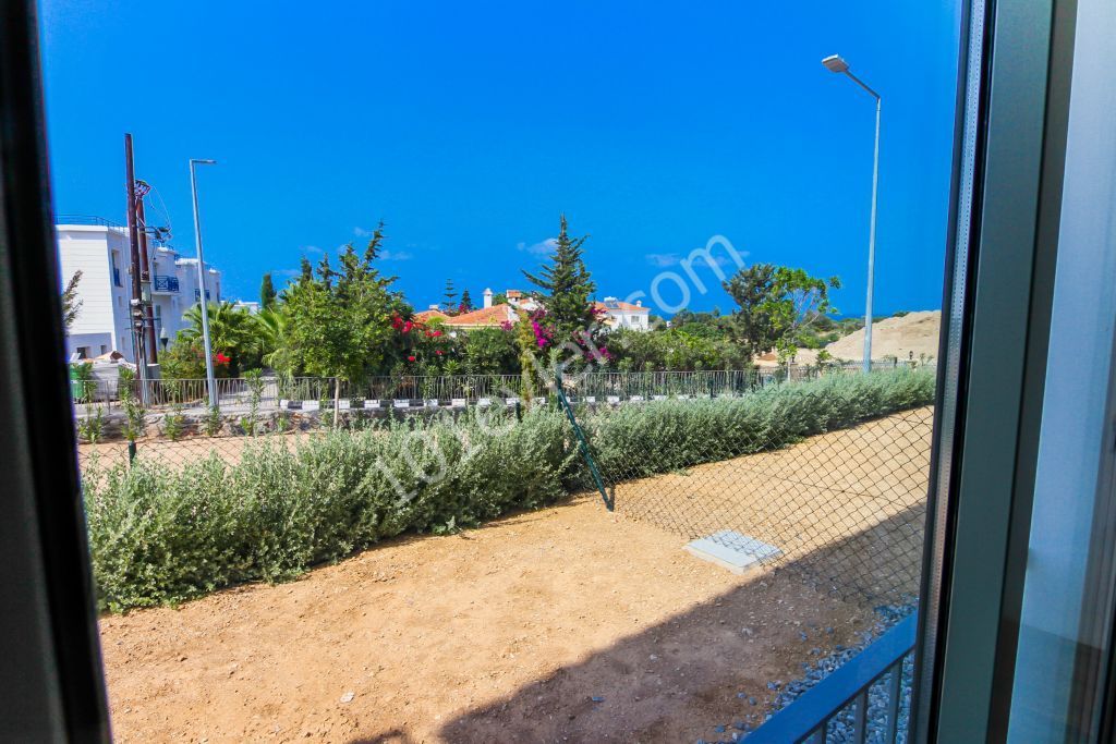 Alsancak'ta lüks sıfır eşyalı müstakil konforu sunan ortak havuzlu güvenlikli site içinde