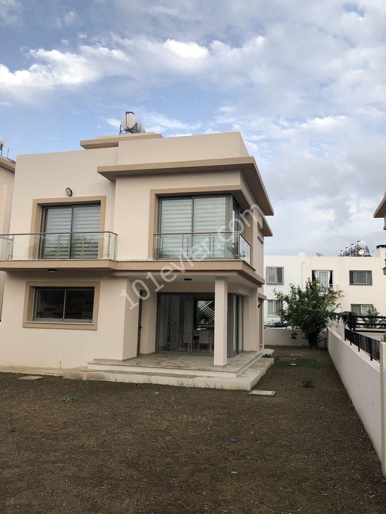 girne zeytinlikte mükemmel eşyalı 3+1 ful eşyalı villa 