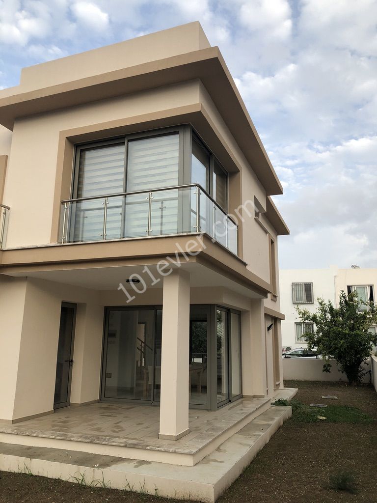 girne zeytinlikte mükemmel eşyalı 3+1 ful eşyalı villa 