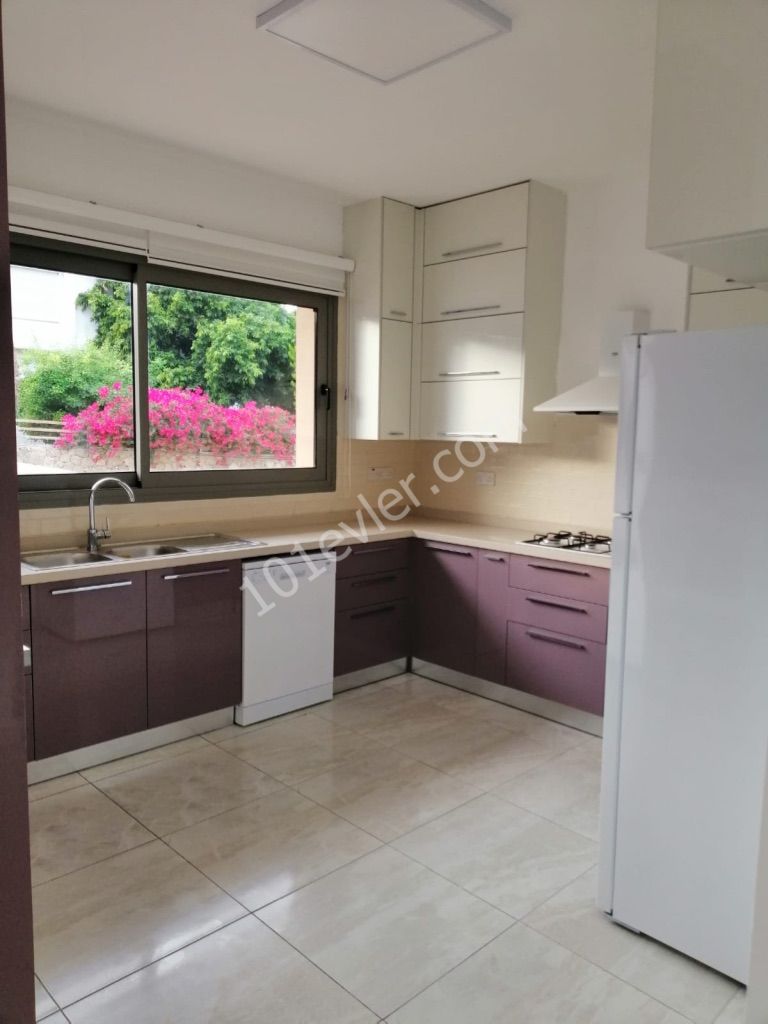 girne zeytinlikte mükemmel eşyalı 3+1 ful eşyalı villa 