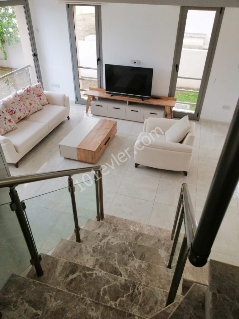 girne zeytinlikte mükemmel eşyalı 3+1 ful eşyalı villa 