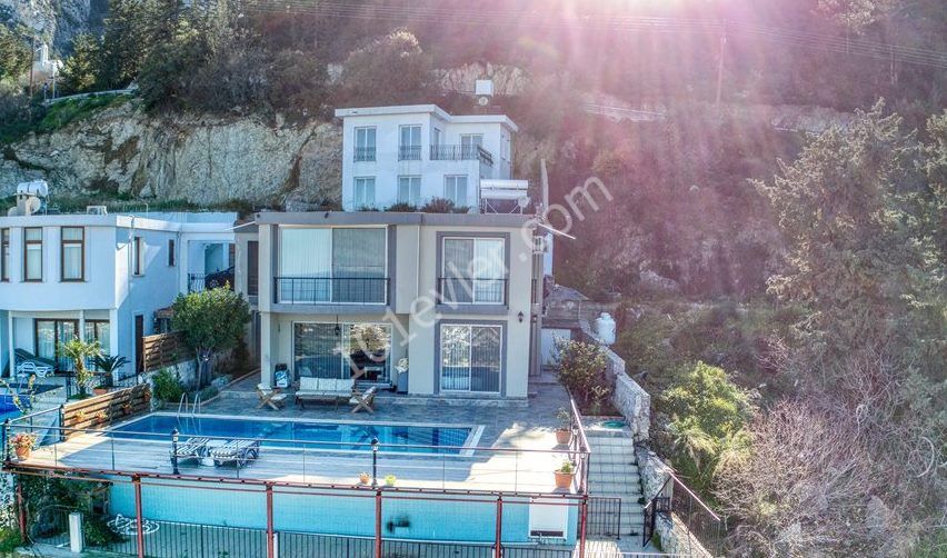 Girne Bellapais'te  Kapanmaz Deniz Manzaralı Kiralık 4+1 Lüks Villa