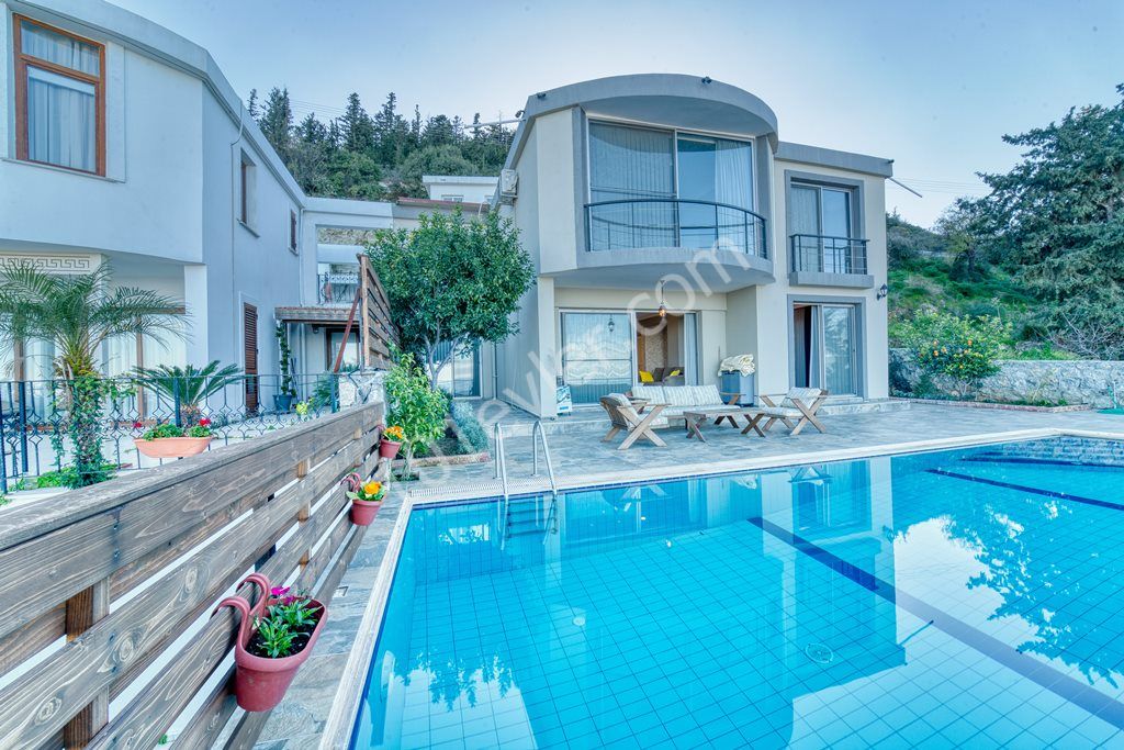 Girne Bellapais'te  Kapanmaz Deniz Manzaralı Kiralık 4+1 Lüks Villa