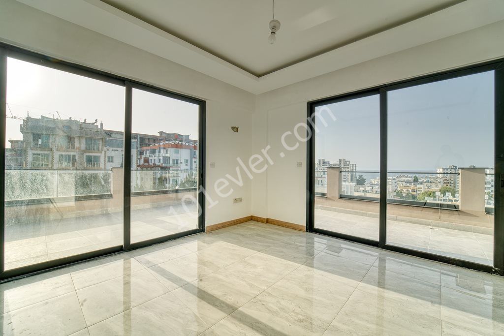 Girne merkezinde teraslı muhteşem manzaralı satılık 1+1 penthouse