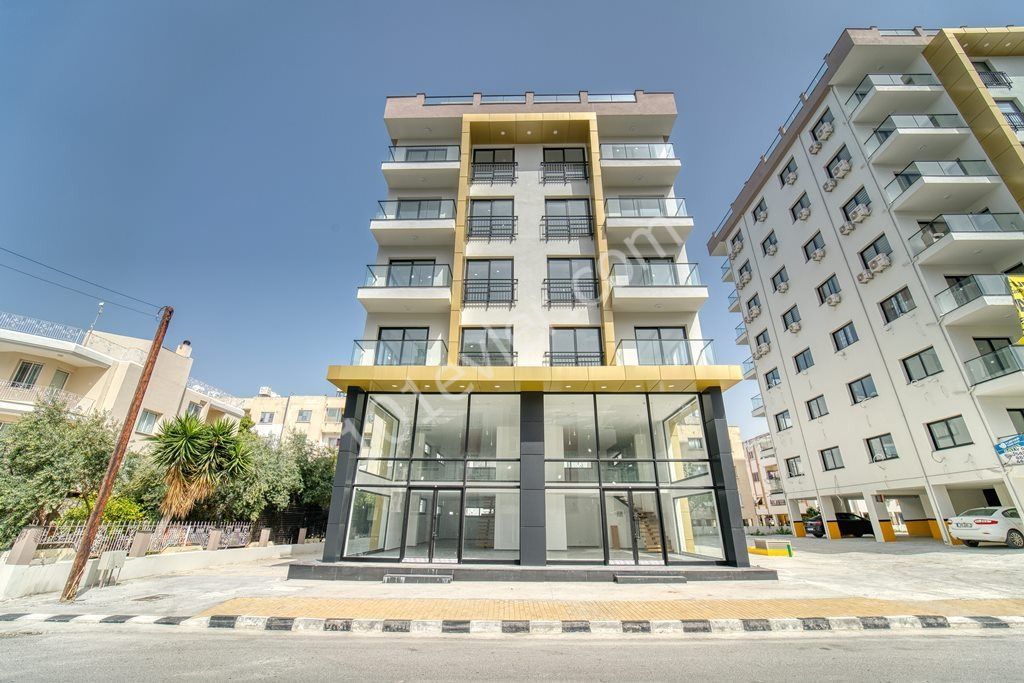 Girne merkezinde teraslı muhteşem manzaralı satılık 1+1 penthouse