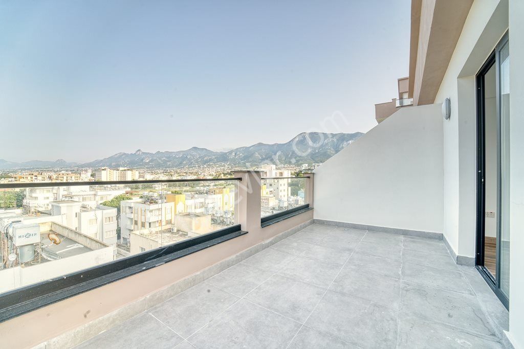 Girne merkezinde teraslı muhteşem manzaralı satılık 1+1 penthouse