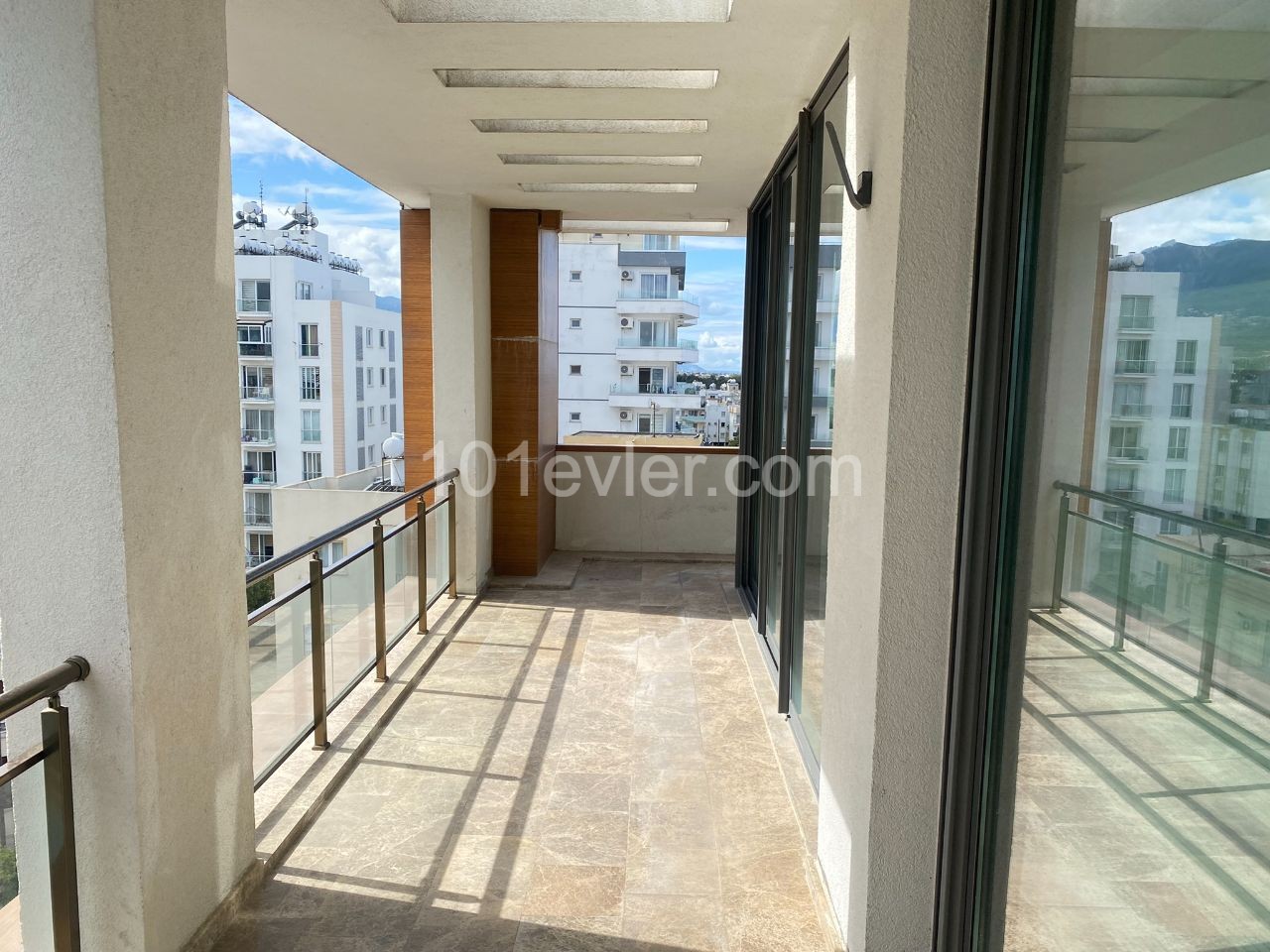 IM ZENTRUM VON KYRENIA GELEGEN 3 + 1 DOPPELZIMMER LLOGARA PENTHOUSE ** 