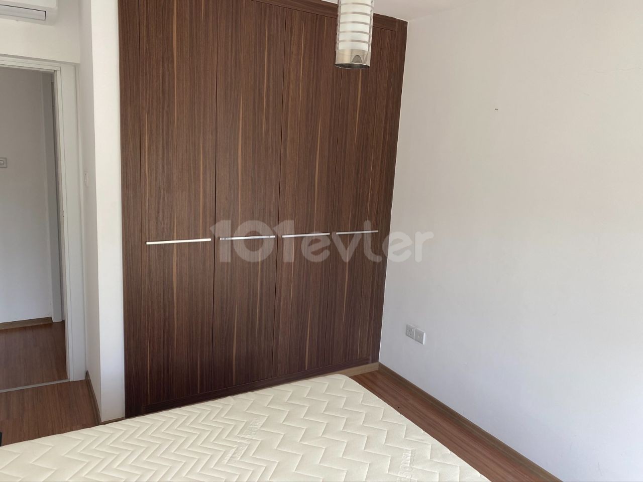 Girne Merkezde Güvenlikli Site İçerisinde Yüksek Kat Kiralık 2+1 Daire