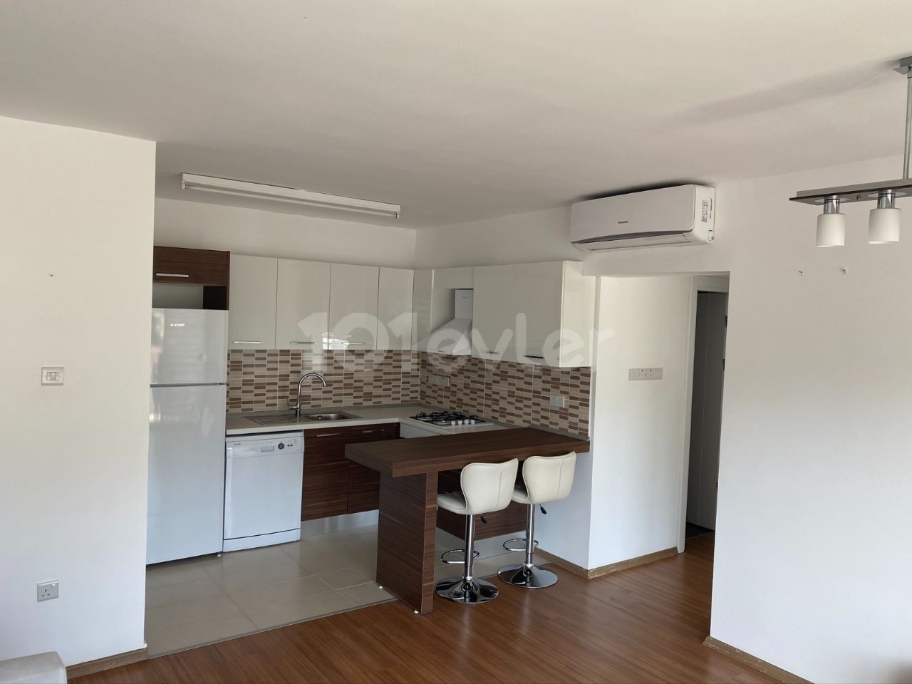 Girne Merkezde Güvenlikli Site İçerisinde Yüksek Kat Kiralık 2+1 Daire