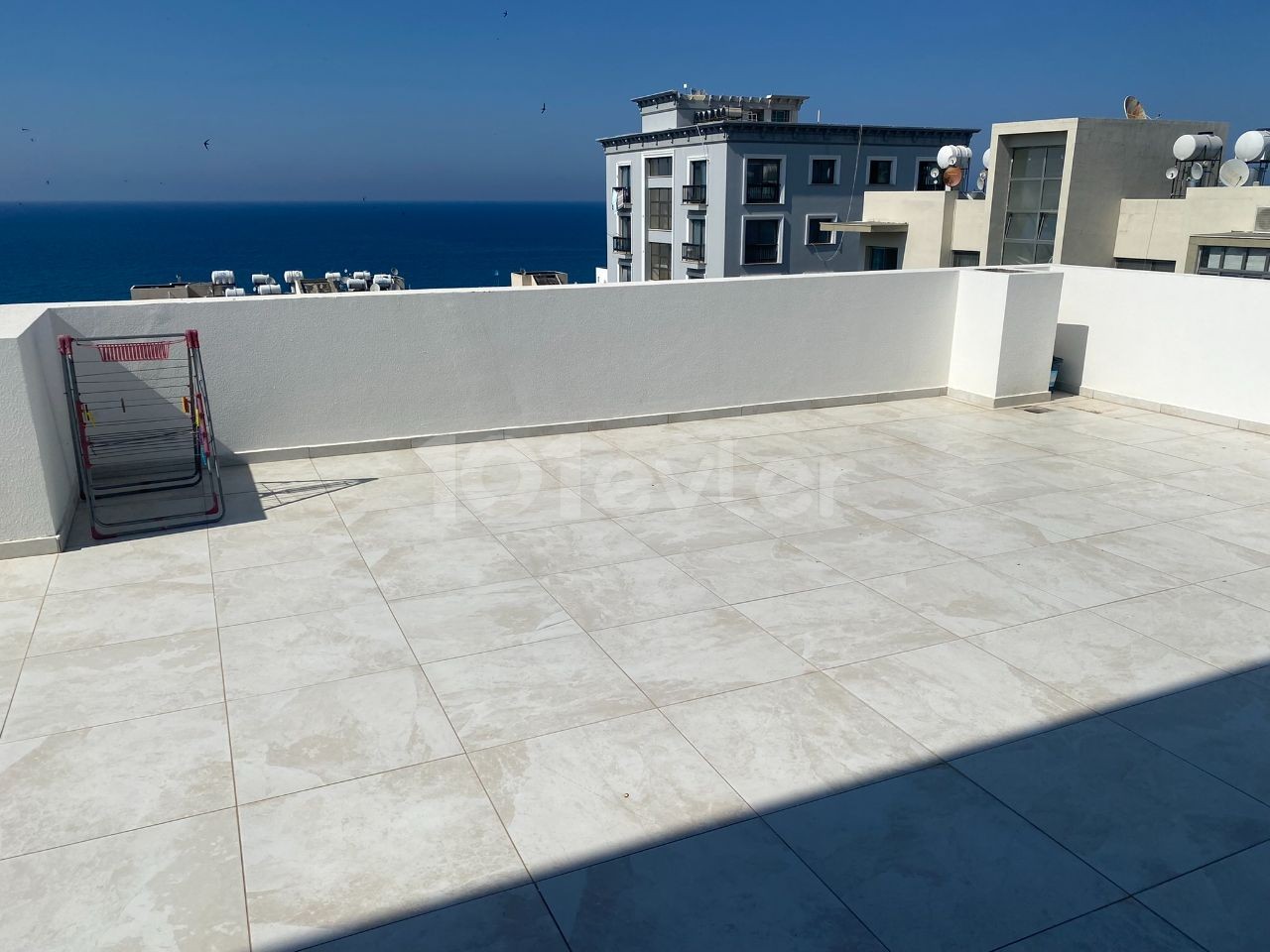 AUSGEZEICHNETE AUSSICHT UND AUSGEZEICHNETE LAGE IM ZENTRUM VON KYRENIA, 2+1 PENTHOUSE MÖBLIERT ** 