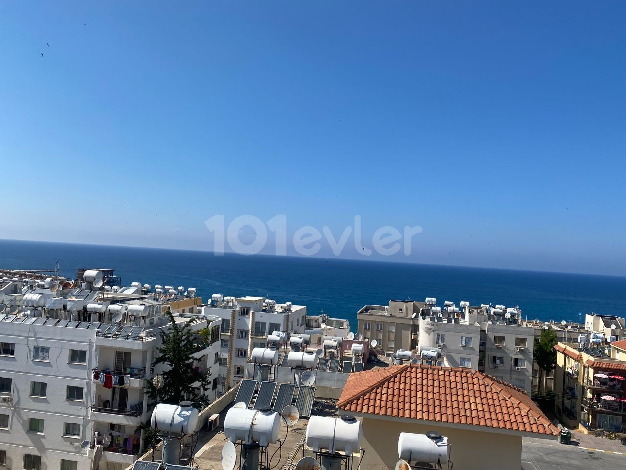 LUXURIOUSLY FURNISHED 2+1 PENTHOUSE IN THE CENTER OF KYRENIA WITH EXCELLENT VIEWS AND AN EXCELLENT LOCATION ** 