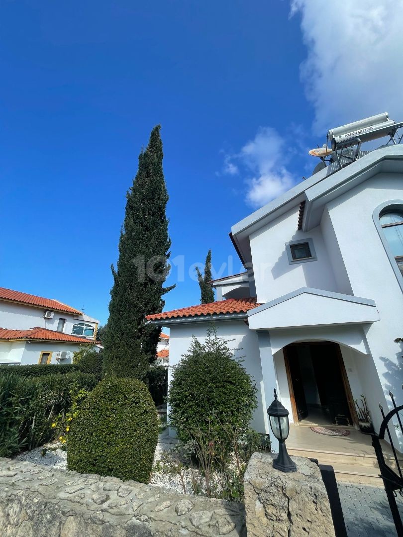 4+1 villa for sale behind Edremit Hasan Uzun Petrol