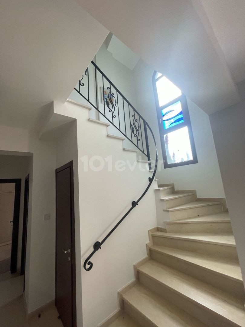 4+1 villa for sale behind Edremit Hasan Uzun Petrol