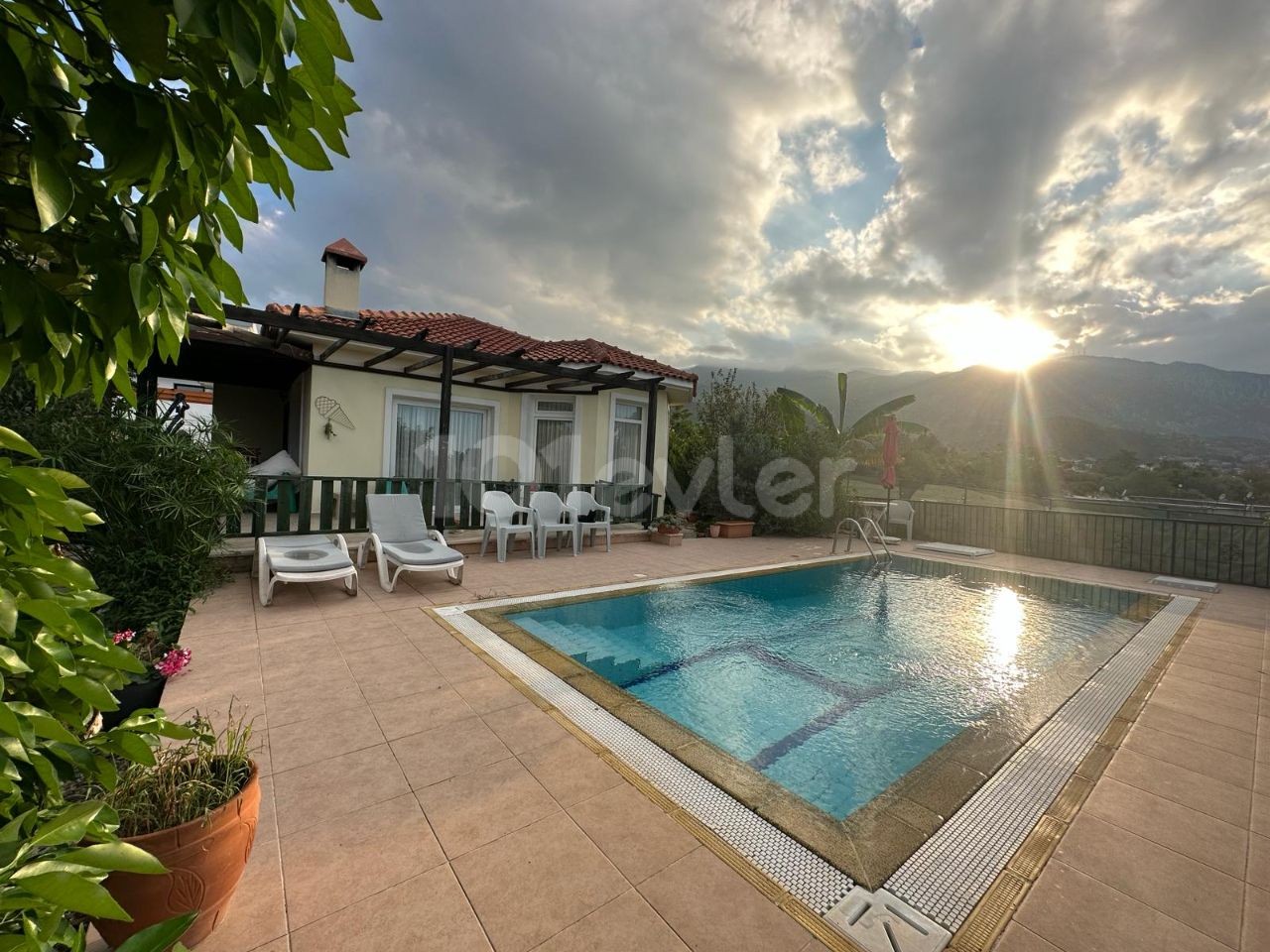 3+1 VILLA WITH POOL IN ALSANCAK!!