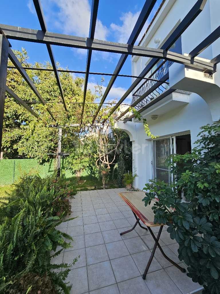 WUNDERBARE FREISTEHENDE 3+1 VILLA ZU VERMIETEN IN KARAOĞLANOĞLU, KIRNE, AUF EINEM GRUNDSTÜCK MIT POOL UND PARKPLATZ