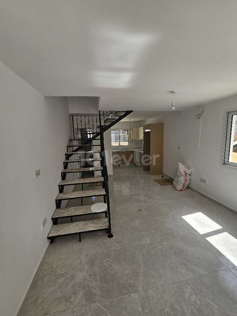 2+1 FLAT FOR RENT UNFURNISHED FLAT WITH POOL WITHIN THE SITE