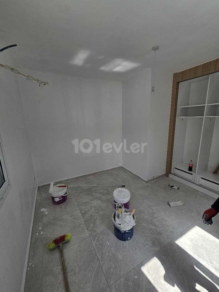 2+1 WOHNUNG ZU VERMIETEN, UNMÖBLIERTE WOHNUNG MIT POOL INNERHALB DES GRUNDSTÜCKS