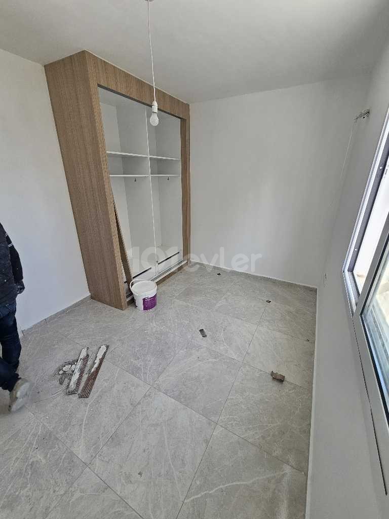 2+1 WOHNUNG ZU VERMIETEN, UNMÖBLIERTE WOHNUNG MIT POOL INNERHALB DES GRUNDSTÜCKS