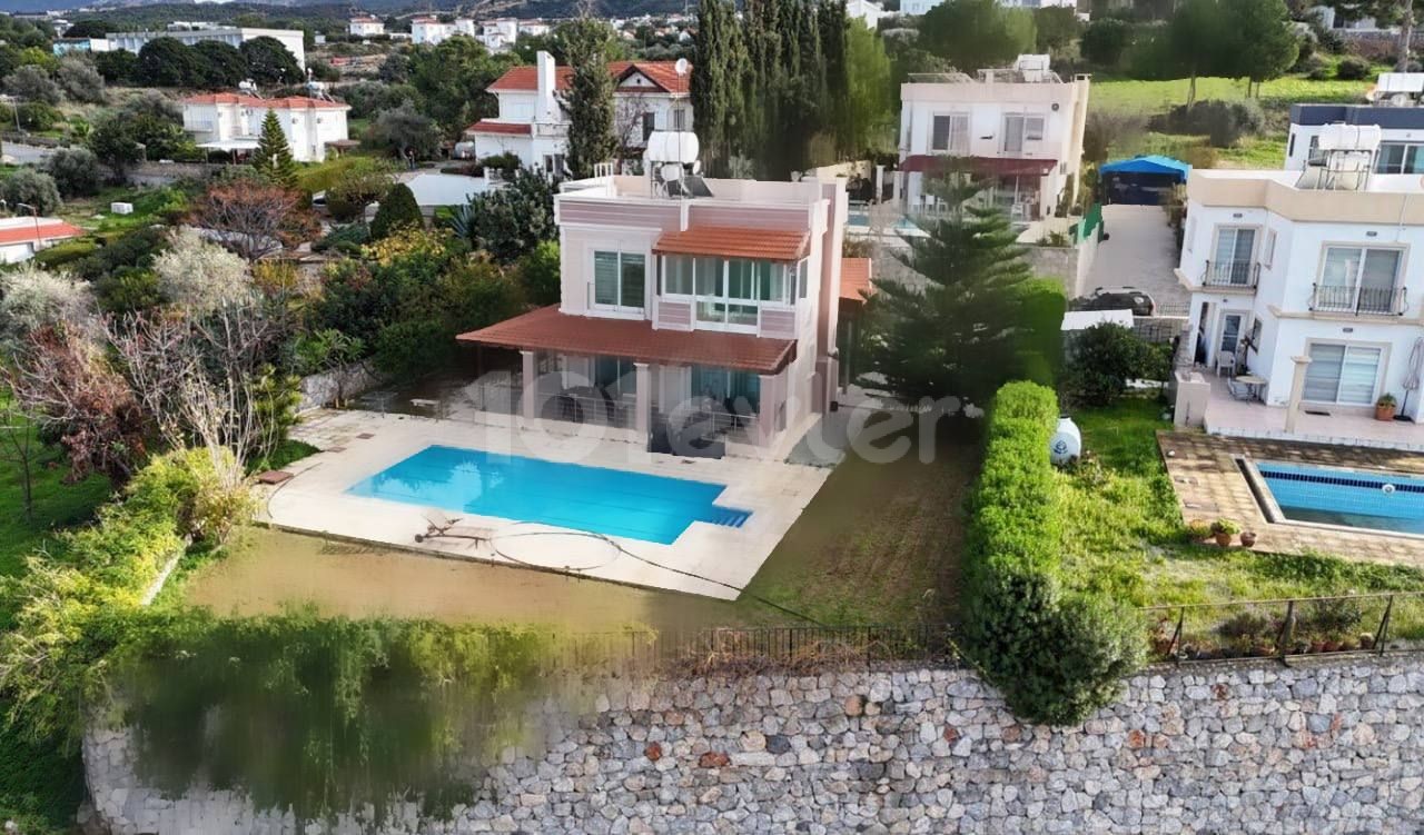 Unglaubliche 3+1 Villa mit privatem Pool und großem Grundstück zur Miete mit Meerblick in Çatalköy