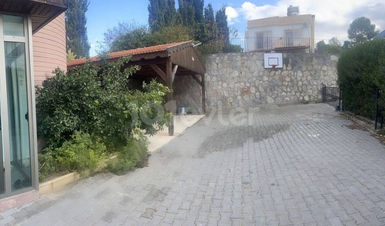 Unglaubliche 3+1 Villa mit privatem Pool und großem Grundstück zur Miete mit Meerblick in Çatalköy