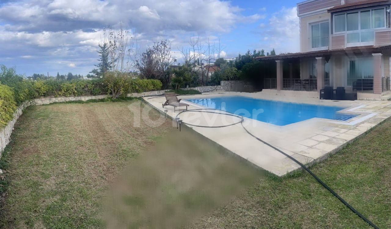 Unglaubliche 3+1 Villa mit privatem Pool und großem Grundstück zur Miete mit Meerblick in Çatalköy