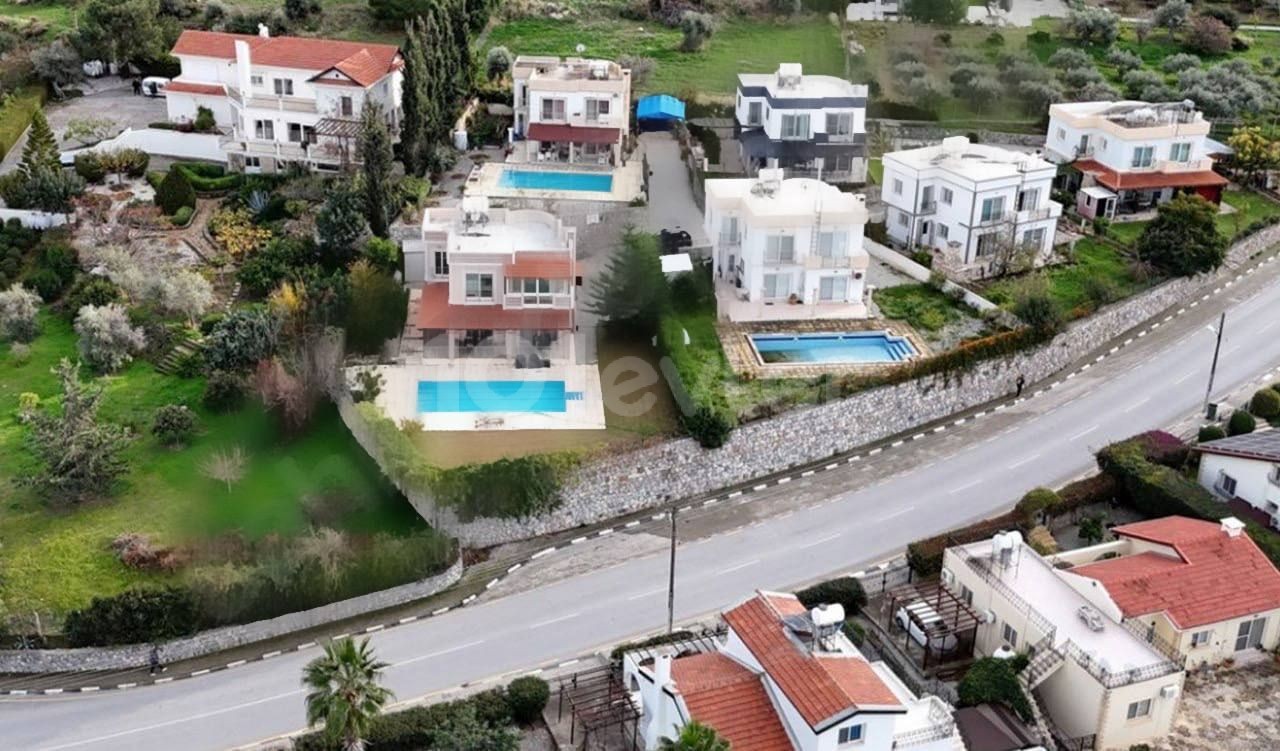 Unglaubliche 3+1 Villa mit privatem Pool und großem Grundstück zur Miete mit Meerblick in Çatalköy