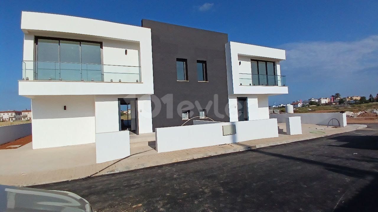 Villa mit 3+1 Gelegenheiten und Pool zur Übergabe bereit in Yeniboğaziçi (Ecke)