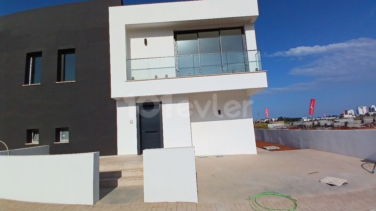 Yeniboğaziçinde teslime hazır 3+1 havuzlu fırsat villa (Köşe)