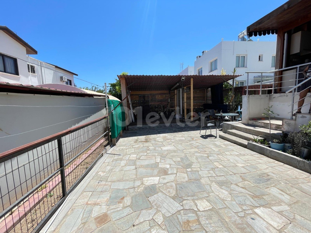 Flat for sale in Alsancak, walking distance to the sea